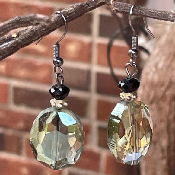 Vintage dangle earrings with faceted teardrop faux citrine stones! 🌿 - Picture 3 of 9